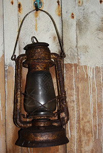 玻璃绞刑一种挂在木墙上的旧汽油灯图片