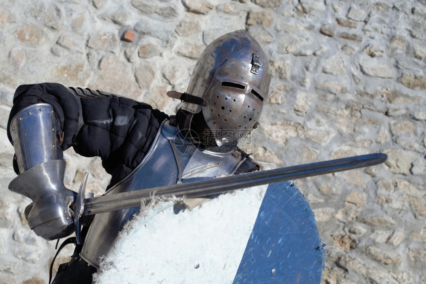 比赛圣骑士雇佣兵中世纪金属装甲和头盔雇佣军骑士图片