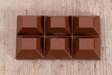 可口美味的棕奶巧克力块甜点糖图片