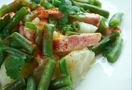 黄油比利时的蔬菜沙拉配土豆培根和绿图片
