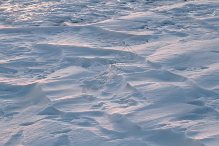 海滩冬天碎片湖面积雪覆盖表的悍马和裂缝图片