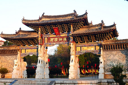 旅行古老的门云南古建筑背景图片