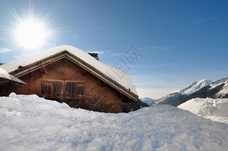 雪山村庄美景图片