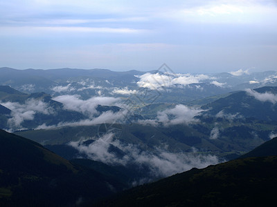 山脉和云层图片