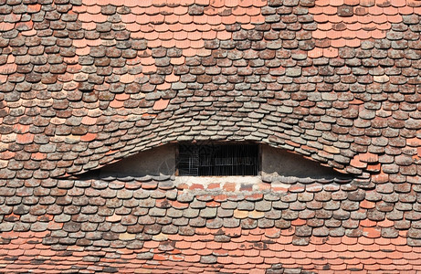 传统的签名锡比乌罗马尼亚市传统建筑详细规定屋顶的瓷砖眼背景图片
