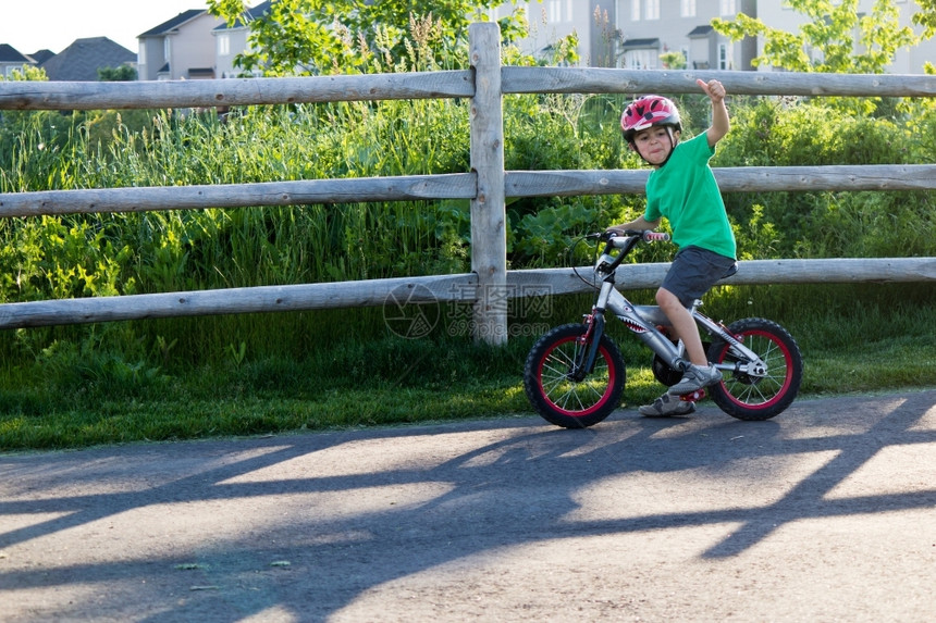 小孩在公园骑单车男生术白种人图片