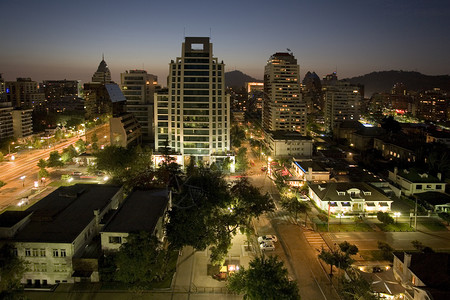 在南美洲智利中部圣地亚哥市的夜景中南美城市天际线中央背景图片