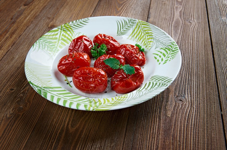 盘子里的烤西红柿图片