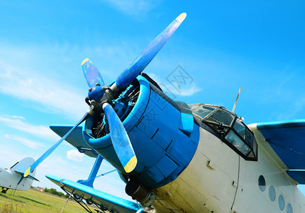塞斯纳小型实用飞机螺旋桨式小型推进器在蓝色天空的浮带飞机场功利主义图片