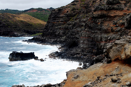 岩石浆在毛伊夏威夷的海洋悬崖和虚张声势海滨背景图片