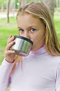 户外喝水的外国小女孩图片