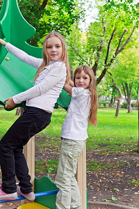 两个女孩在夏天玩耍女孩们高清图片素材