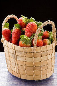红草莓在篮子里的美味照片维生素甜点背景图片