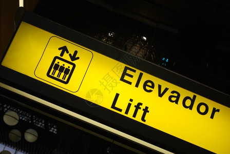 黄色的内部门国际机场黄色和黑电梯牌号及黄和黑电梯牌背景图片