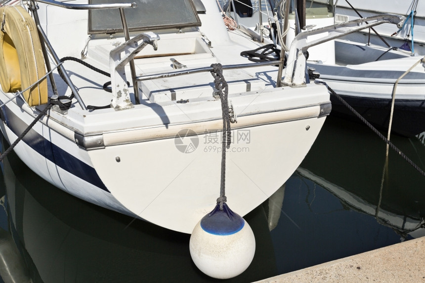 安全一种帆船和海洋浮球的斯特恩号漂浮图片