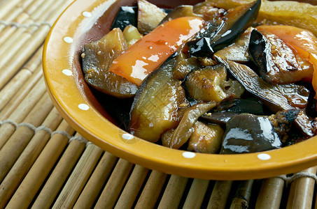 洋葱制作DisanXian菜由炒土豆茄子和甜辣椒制成人图片