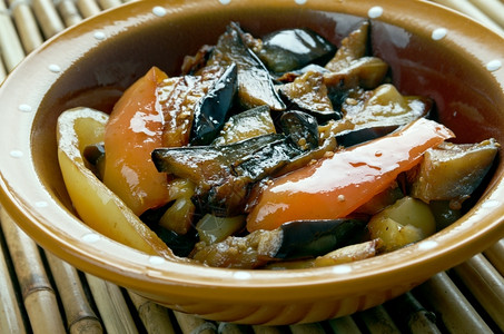 西安大蒜盘子DisanXian菜由炒土豆茄子和甜辣椒制成图片