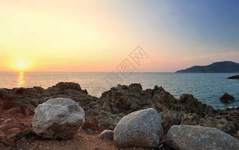 超过景观沿海美丽的日落在面和悬崖上在科西卡欧洲图片