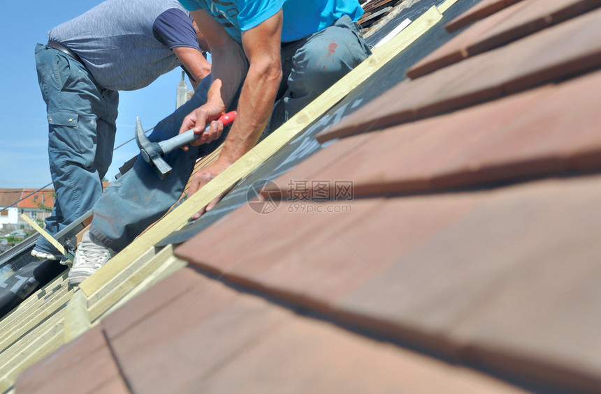 铺设最佳装修房顶上工作翻新的屋顶工人图片