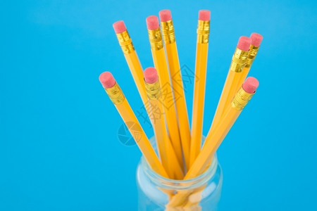 学校团体橡皮蓝色背景上的黄铅笔高清图片