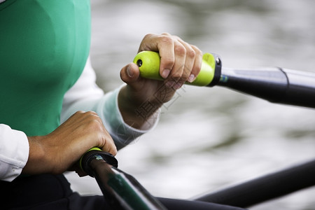 女碳顶级运动紧握一只女的手和桨把单排划船图片