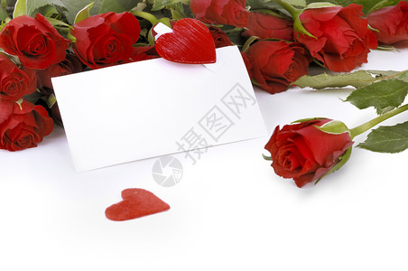 爱红色的花朵玫瑰束前的红牌白色背景有小红心图片