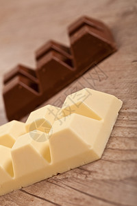 糖可美味棕色和白牛奶巧克力块食物图片