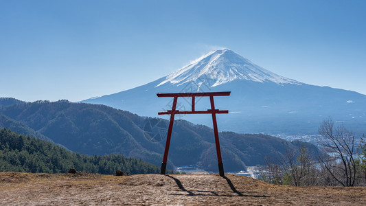 鸟居和远处的富士山景观高清图片素材