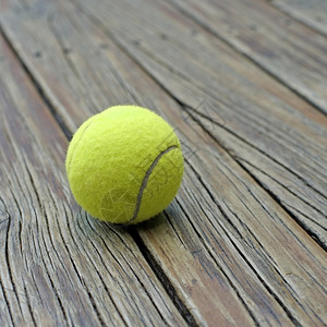 木制背景上的黄色网球竞技黄色的图片