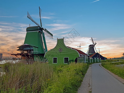 建造日落时荷兰农村传统风车在日落时从荷兰运来河暮图片
