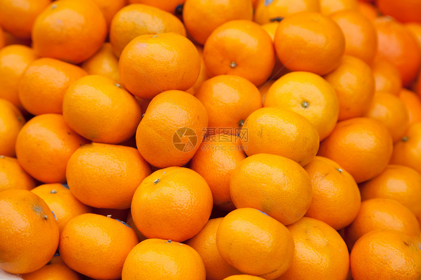 点亮果汁有质感的鲜橙子水果在市场上出售图片