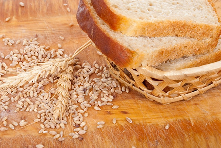 健康粮食面包和小麦耳朵在盘子上植物图片