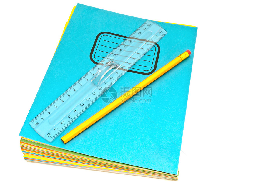 教育在白背景笔记本上用标尺和铅笔叠成记本测量厘米图片