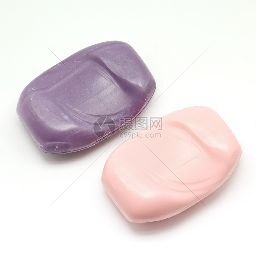 白色背景上的粉和紫肥皂隔离气泡水浴室图片