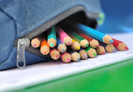 笔袋里的彩色铅笔图片