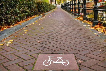 欧洲荷兰阿姆斯特丹的自行车道标志小路图片