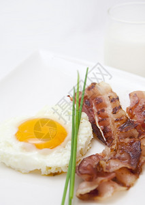 早餐鸡蛋和脆培根熏肉图片