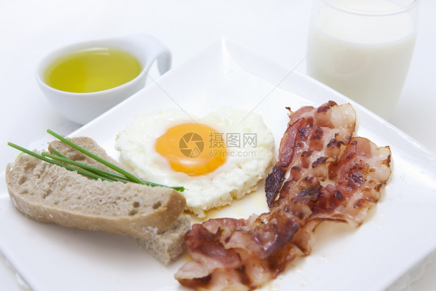 早餐鸡蛋和脆培根熏肉图片