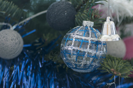 圣诞树上银蓝的装饰球图片