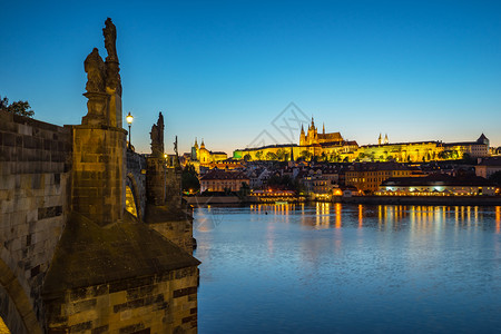 布拉格市天际捷克布拉格Vltava河对岸日夜不停伏尔塔瓦河城市天际线背景图片