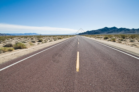 穿越南加州沙漠的高速公路经南加利福尼亚州沙漠刷子南方丘陵图片