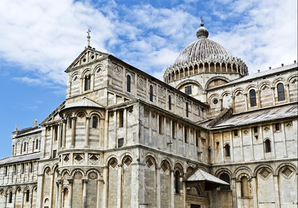 皮萨大教堂横向视图和圆顶哥特地标建筑学比萨高清图片素材