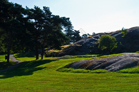 有巨大岩石的公园赫尔辛基有巨大岩石的绿色公园欧洲斯堪的纳维亚夏天图片