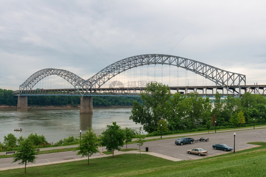 俄亥河桥印第安纳州新奥尔巴尼高速公路悬臂水图片