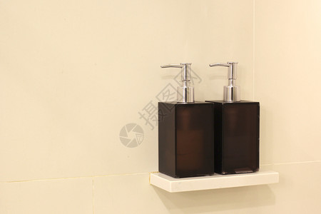 浴室液体卫生洗手间中的液肥皂瓶和洗发水撒洒器图片