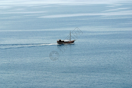 航行老的导夏季海上旧帆船图片