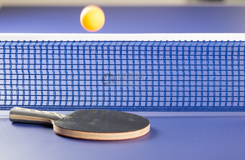 乒乓球拍打在桌上玩木头室内的网图片