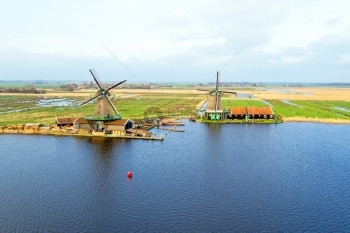 建筑学风车河荷兰ZaanseSchans传统风力车的空中飞机图片