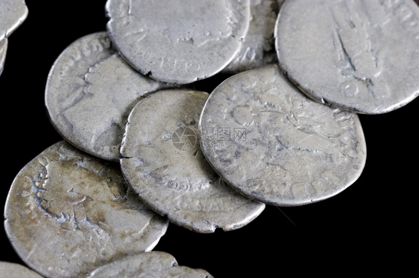 轮廓古董硬币是用过去几个世纪的银质支付工具制成的方法题词图片