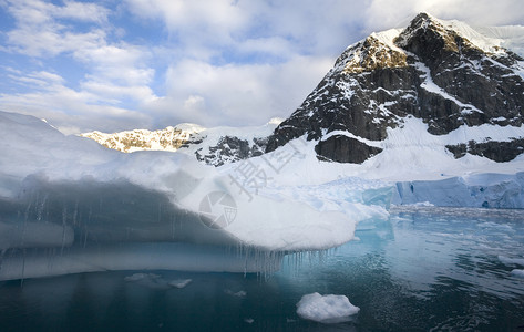 极冰冷水南洲半岛天堂湾冰融化的面图片